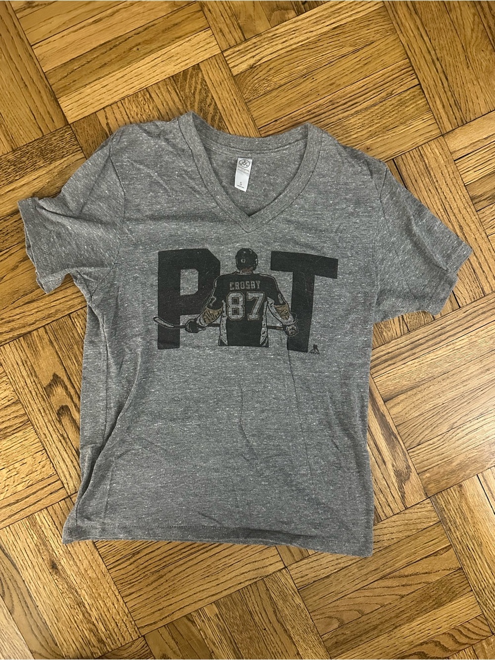 Sidney Crosby Pittsburgh Penguins NHL women’s v neck shirt - small - NWOT